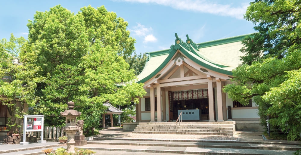 白山神社拝殿前